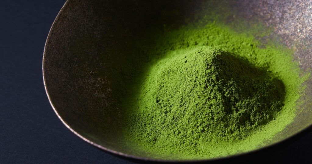 Qu’est-ce que le matcha ? Goût, fabrication et différences avec le thé vert