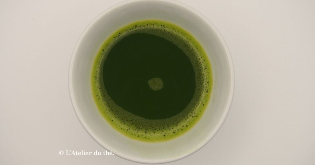 Couleur de la liqueur d’un matcha préparé avec l’eau du robinet : un vert profond et vif