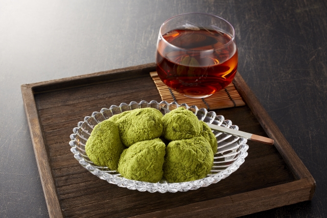 Dango au matcha dans une coupe en verre et hojicha servi dans un verre transparent