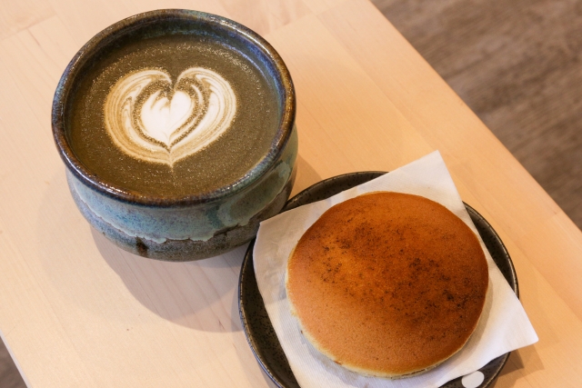 Hojicha latte avec latte art en forme de cœur et dorayaki