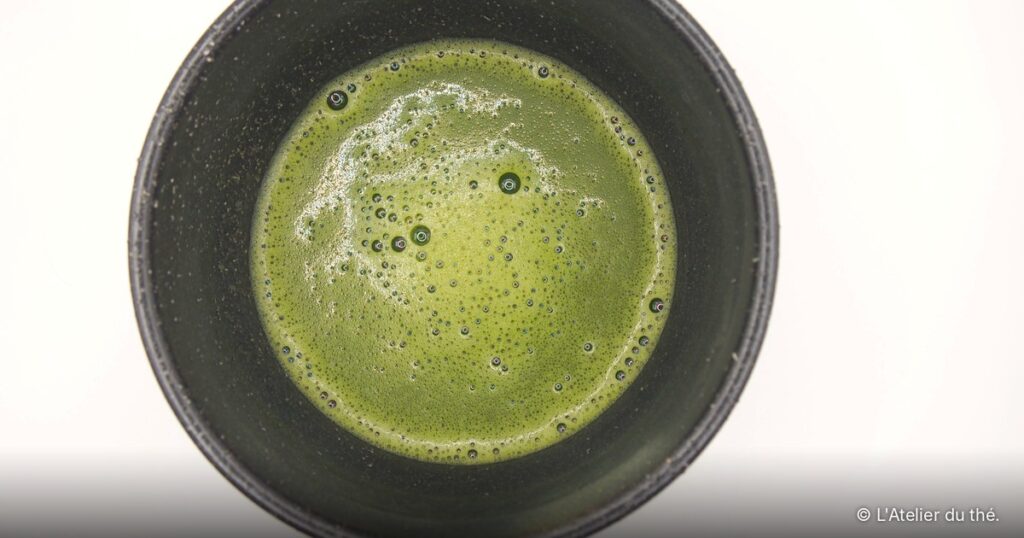 Matcha préparé avec l’eau Contrex : la mousse est plus difficile à obtenir, avec des bulles plus grosses. Le caractère minéral s’impose dès la première gorgée.
