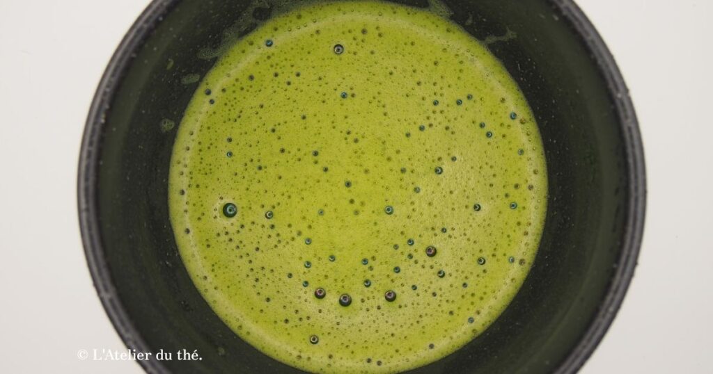 Matcha préparé avec une eau douce (Volvic), à la mousse fine et d’un vert éclatant