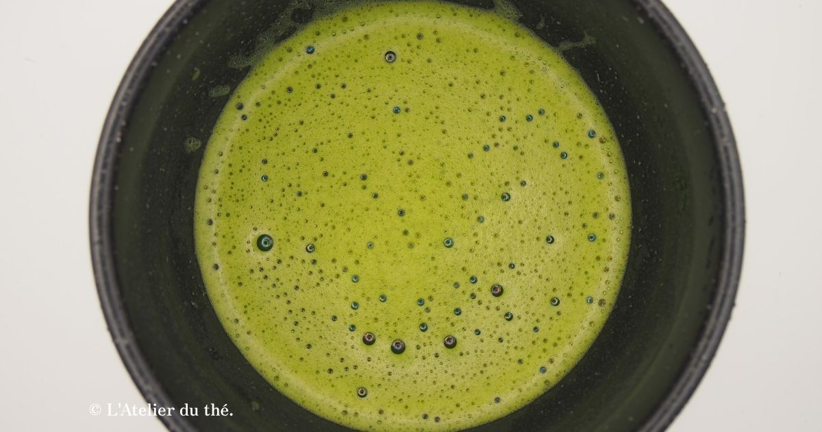Matcha préparé avec une eau douce (Volvic), à la mousse fine et d’un vert éclatant