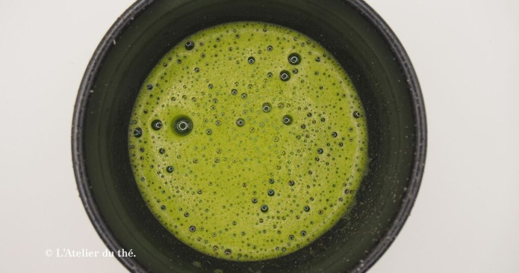 Matcha préparé avec l’eau du robinet de Lyon, une eau dure, à la mousse plus grossière