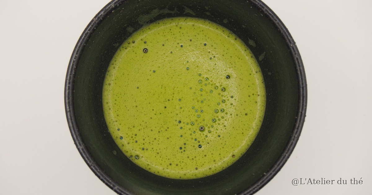 Mousse fine de matcha préparé avec l'eau du robinet filtrée, vue du dessus dans un chawan noir