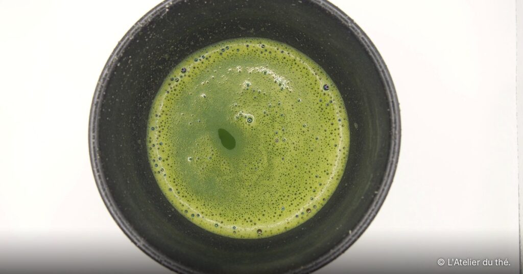 Matcha préparé avec l’eau Evian : il faut fouetter un peu plus longtemps, mais la mousse reste fine et l’amertume est étonnamment rafraîchissante.