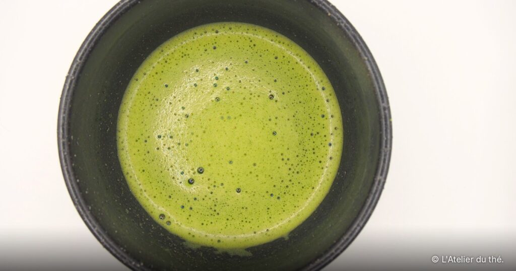 Matcha préparé avec l’eau Volvic : une mousse fine et stable, et un bel équilibre entre umami, douceur et légère astringence, comme au Japon.